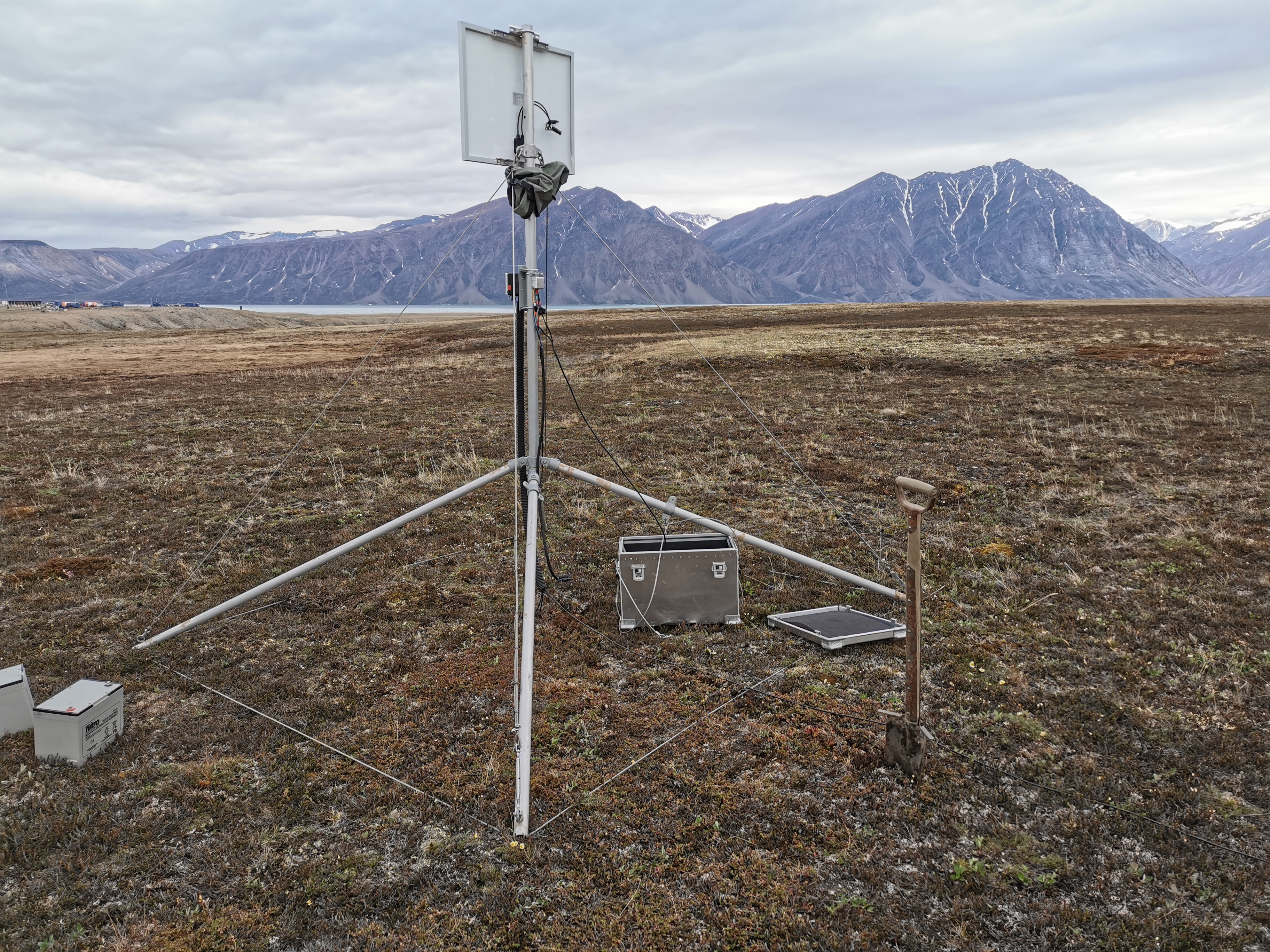 Passive seismic station