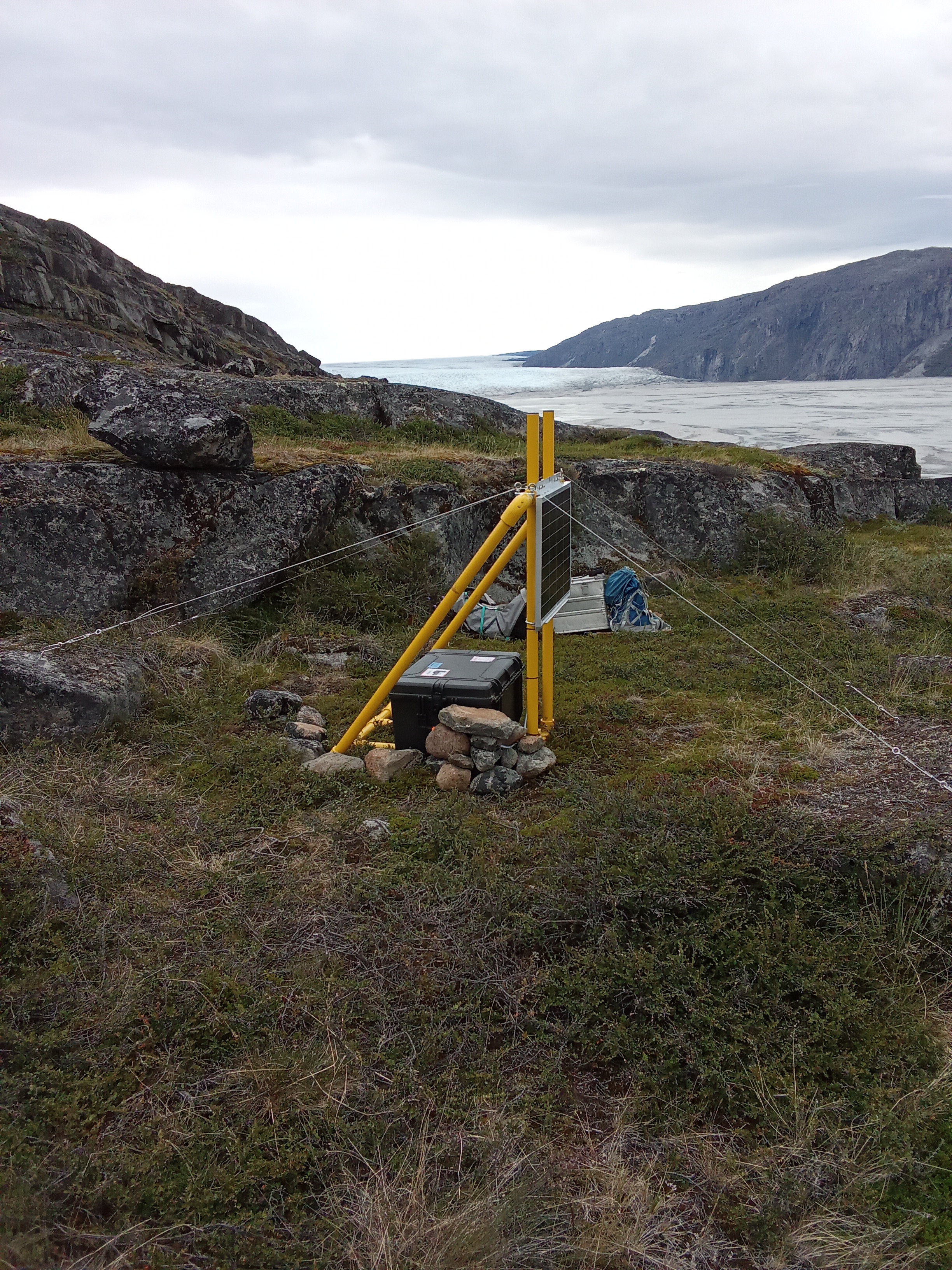 Seismometer next to the proglacial river